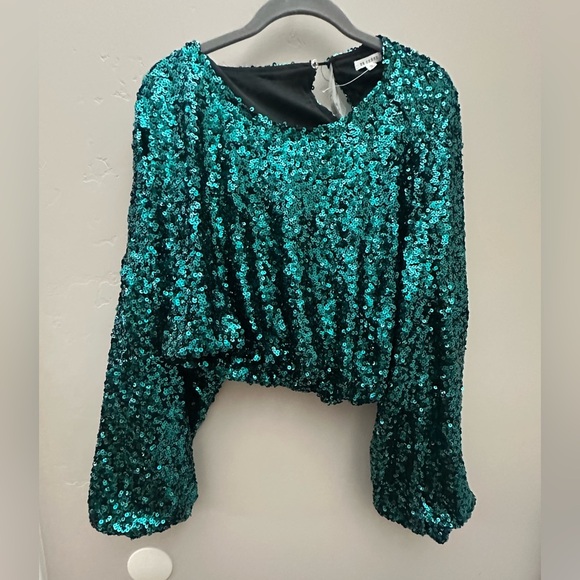 En Créme Tops - NWT En Crème Sequins Crop Teal Women's Top